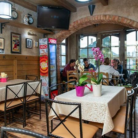 فندق Hajdúszoboszlóفي  Clock Cafe Pizzeria Es Panzio المظهر الخارجي الصورة