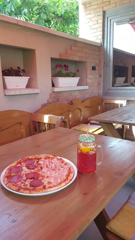 فندق Hajdúszoboszlóفي  Clock Cafe Pizzeria Es Panzio المظهر الخارجي الصورة