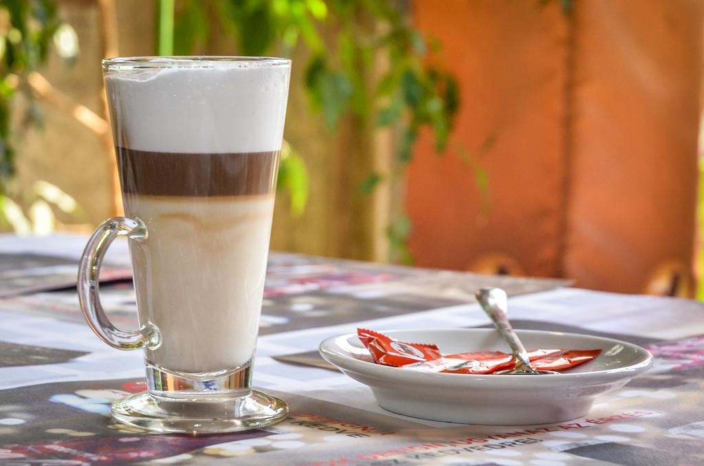 فندق Hajdúszoboszlóفي  Clock Cafe Pizzeria Es Panzio المظهر الخارجي الصورة
