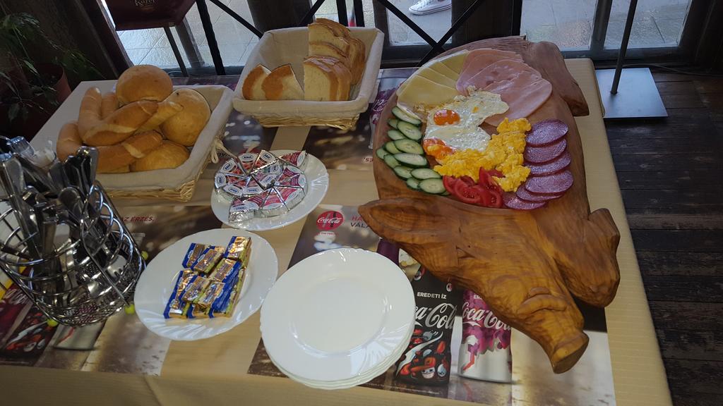 فندق Hajdúszoboszlóفي  Clock Cafe Pizzeria Es Panzio المظهر الخارجي الصورة