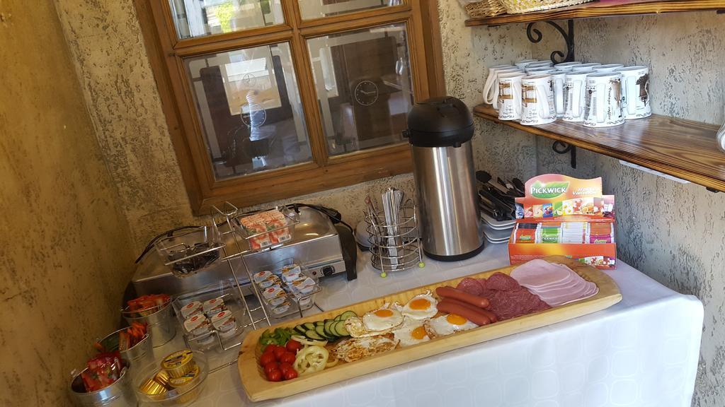 فندق Hajdúszoboszlóفي  Clock Cafe Pizzeria Es Panzio المظهر الخارجي الصورة