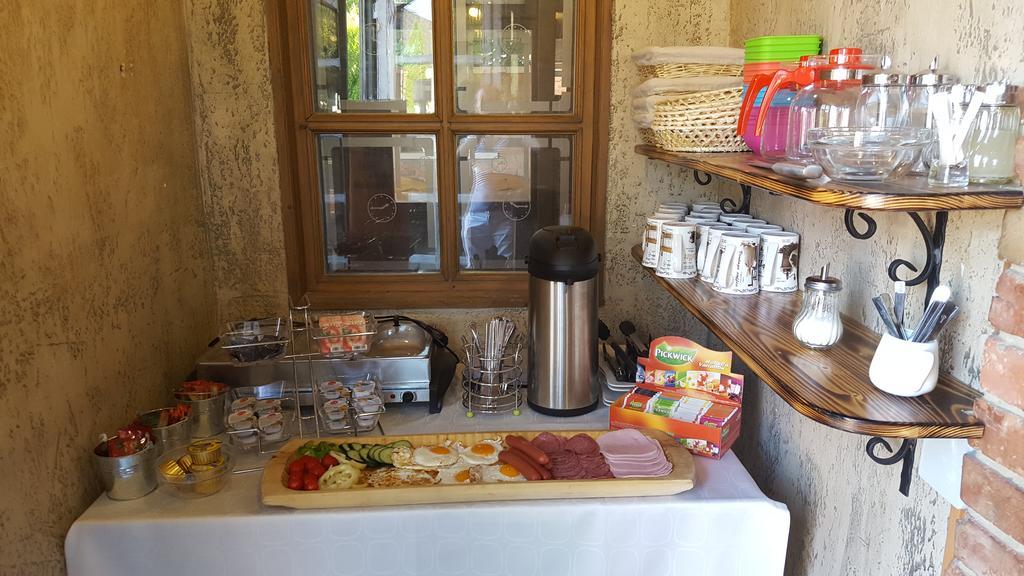 فندق Hajdúszoboszlóفي  Clock Cafe Pizzeria Es Panzio المظهر الخارجي الصورة
