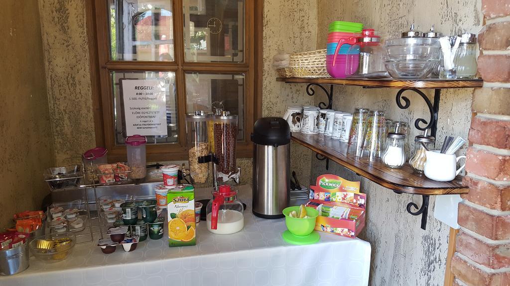 فندق Hajdúszoboszlóفي  Clock Cafe Pizzeria Es Panzio المظهر الخارجي الصورة