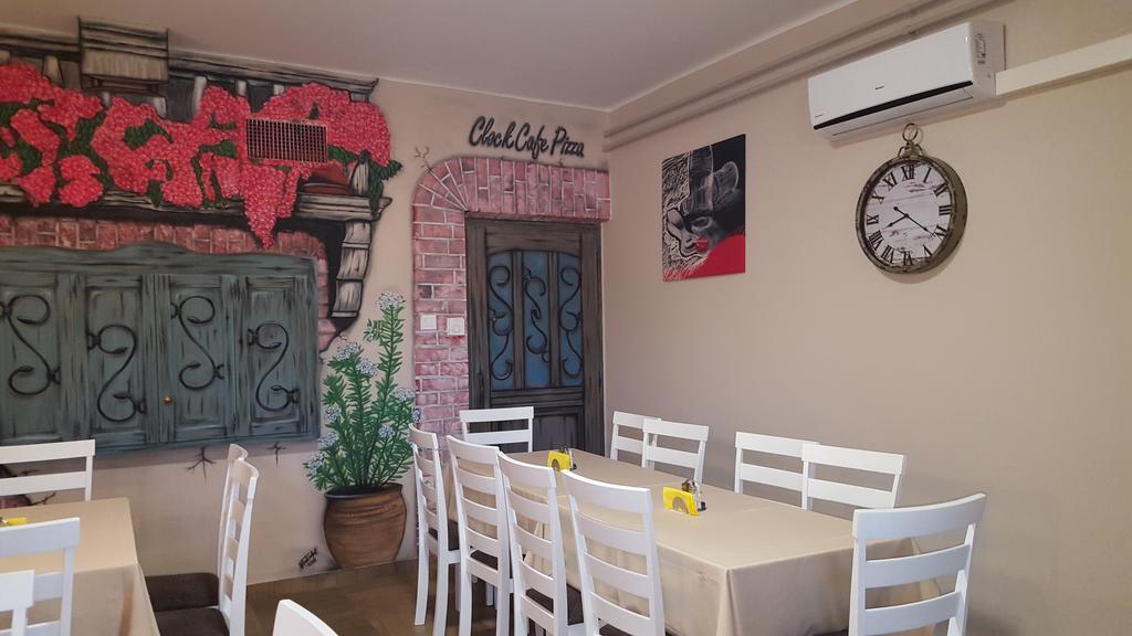 فندق Hajdúszoboszlóفي  Clock Cafe Pizzeria Es Panzio المظهر الخارجي الصورة