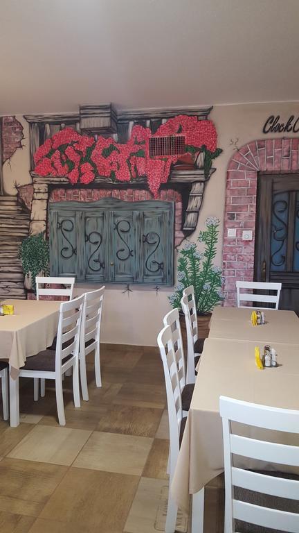 فندق Hajdúszoboszlóفي  Clock Cafe Pizzeria Es Panzio المظهر الخارجي الصورة