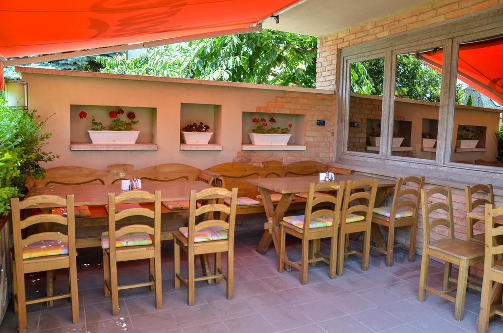 فندق Hajdúszoboszlóفي  Clock Cafe Pizzeria Es Panzio المظهر الخارجي الصورة