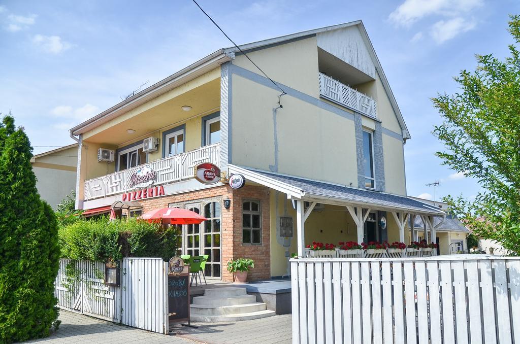 فندق Hajdúszoboszlóفي  Clock Cafe Pizzeria Es Panzio المظهر الخارجي الصورة