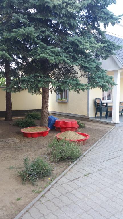 فندق Hajdúszoboszlóفي  Clock Cafe Pizzeria Es Panzio المظهر الخارجي الصورة