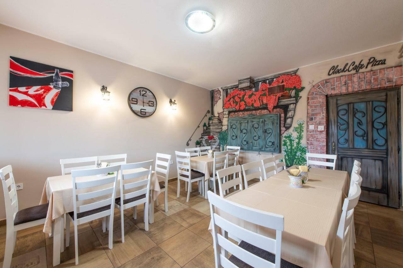 فندق Hajdúszoboszlóفي  Clock Cafe Pizzeria Es Panzio المظهر الخارجي الصورة