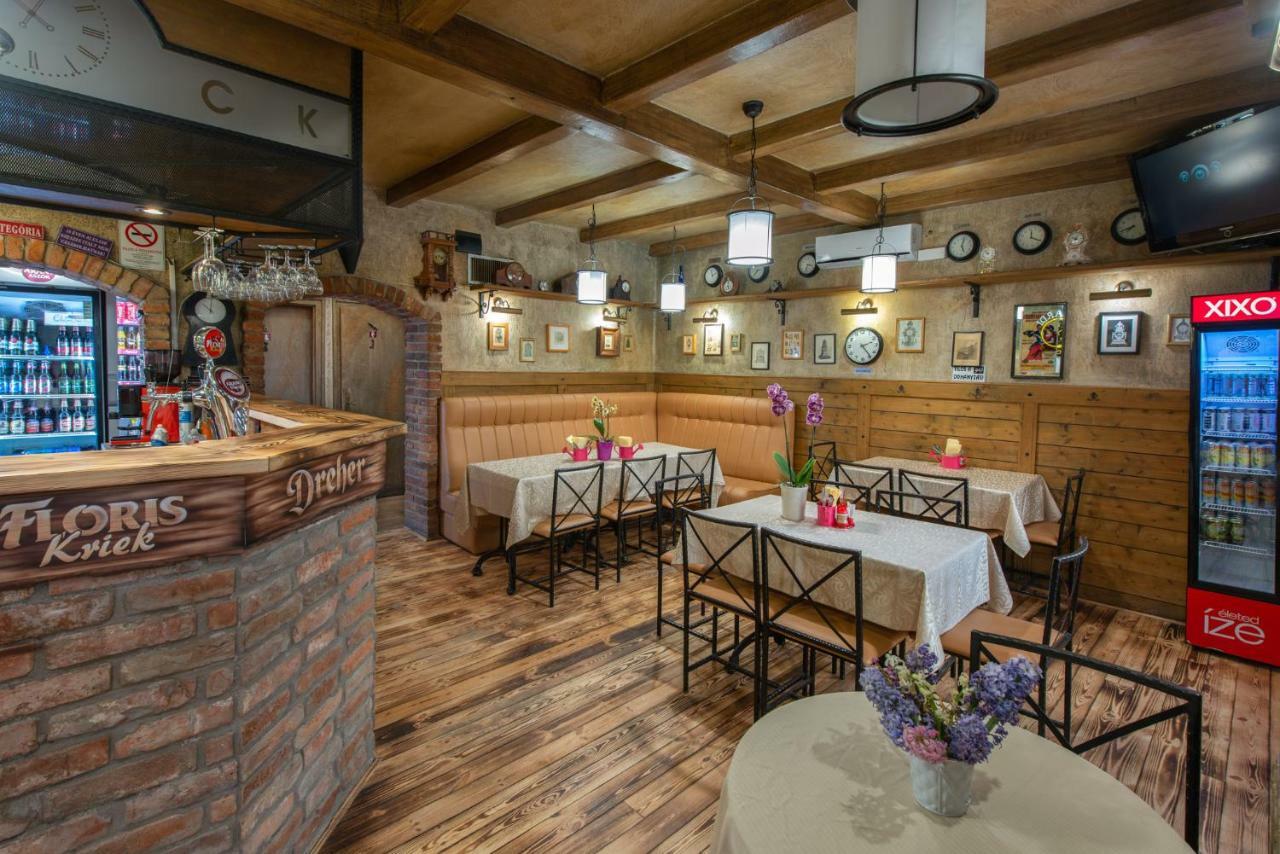 فندق Hajdúszoboszlóفي  Clock Cafe Pizzeria Es Panzio المظهر الخارجي الصورة