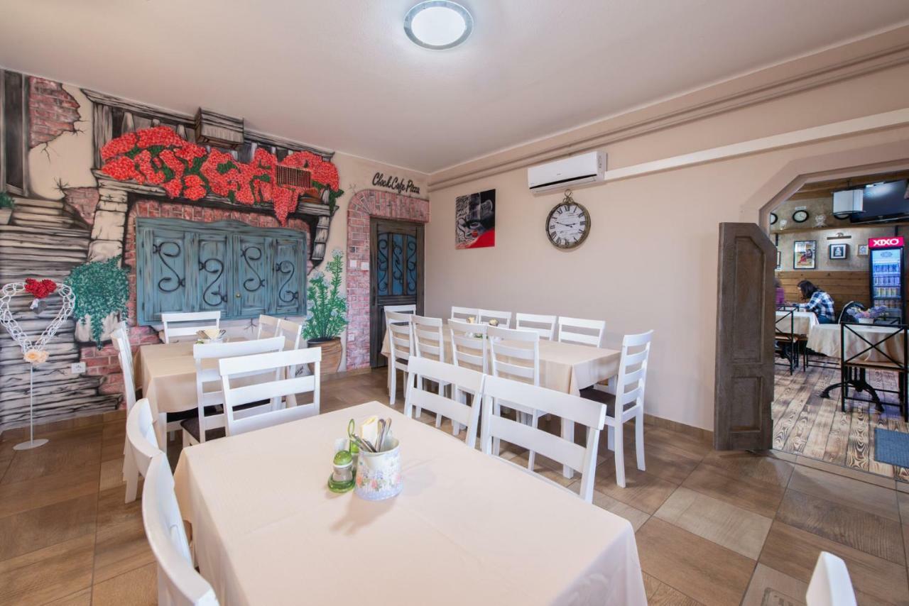فندق Hajdúszoboszlóفي  Clock Cafe Pizzeria Es Panzio المظهر الخارجي الصورة
