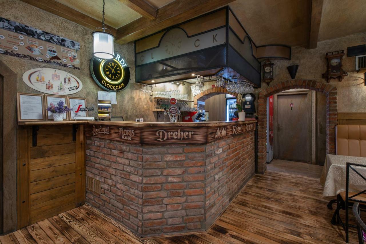 فندق Hajdúszoboszlóفي  Clock Cafe Pizzeria Es Panzio المظهر الخارجي الصورة