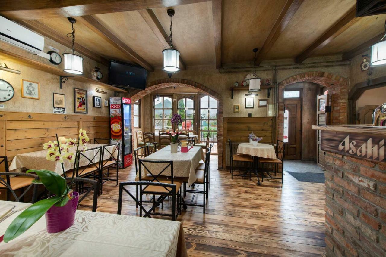 فندق Hajdúszoboszlóفي  Clock Cafe Pizzeria Es Panzio المظهر الخارجي الصورة