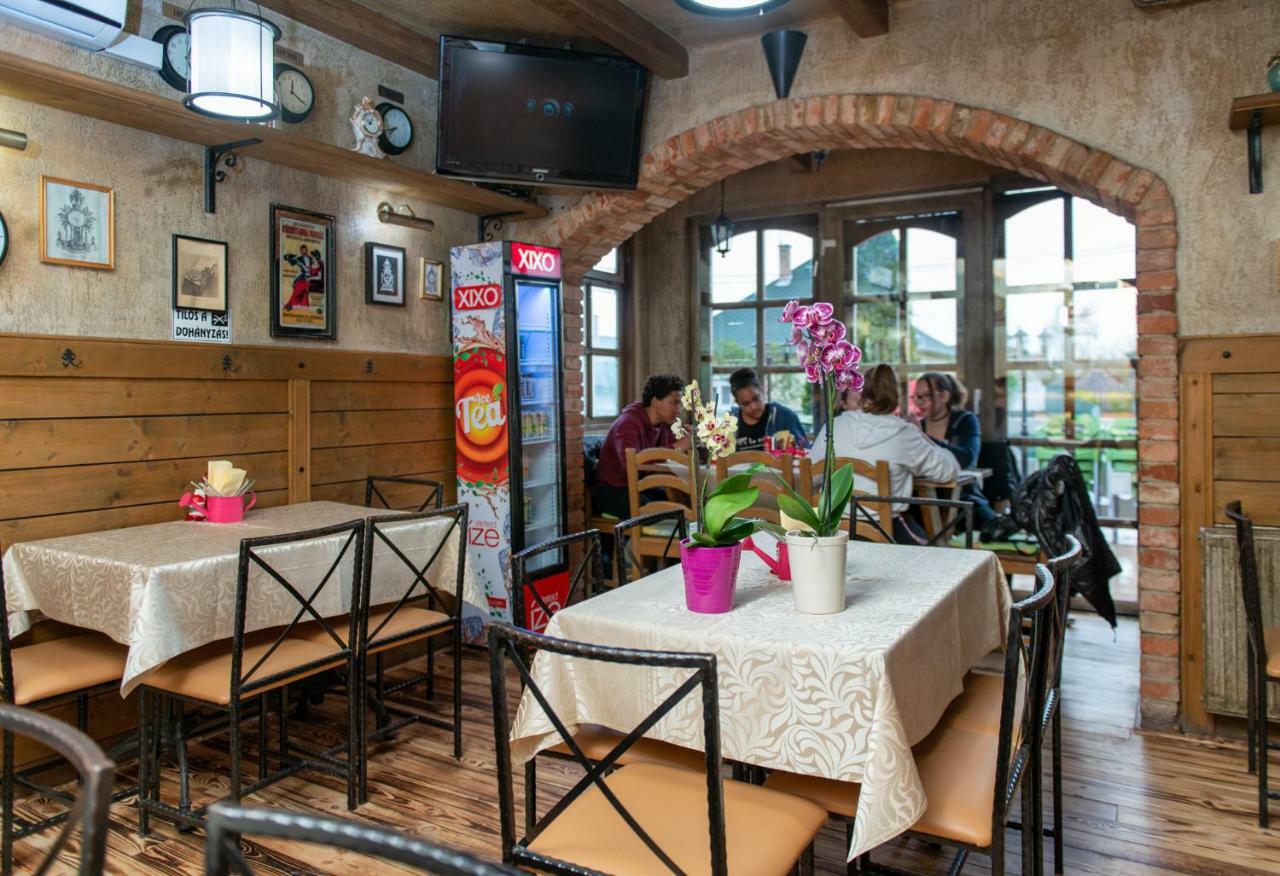 فندق Hajdúszoboszlóفي  Clock Cafe Pizzeria Es Panzio المظهر الخارجي الصورة